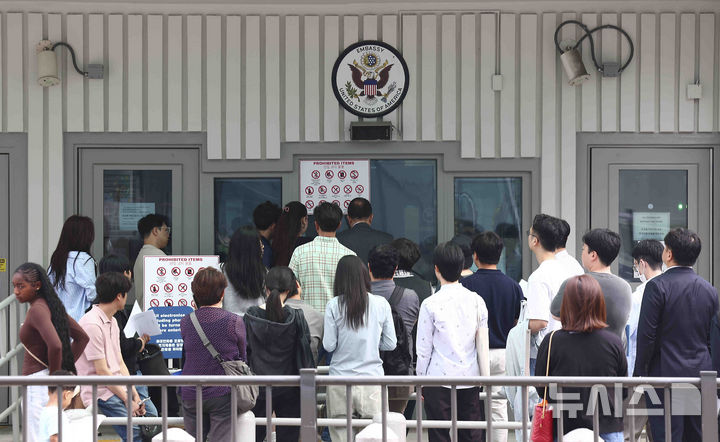 [서울=뉴시스] 김근수 기자 = 28일 서울 종로구 주한 미국대사관 앞에 시민들이 미국 비자심사를 받기 위해 줄 서 있다.미국의 한 정치전문매체가 관련 외교 전문을 입수해 27일(현지 시간)&nbsp; 마코 루비오 장관이 이날 서명한 전문에서 "(비자를 신청하는 학생들의) 소셜미디어 심사 및 검증 확대를 준비하기 위해 영사 부서는 추가 지침이 담긴 별도 전문(septel)이 발표될 때까지 학생 및 교환 방문자 비자 인터뷰 일정 추가를 즉시 중단해야 한다"고 지시했다고 보도 했다. 2025.05.28. ks@newsis.com