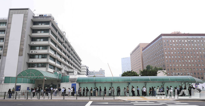 [서울=뉴시스] 김근수 기자 = 28일 서울 종로구 주한 미국대사관 앞에 시민들이 미국 비자심사를 받기 위해 줄 서 있다.미국의 한 정치전문매체가 관련 외교 전문을 입수해 27일(현지 시간)&nbsp; 마코 루비오 장관이 이날 서명한 전문에서 "(비자를 신청하는 학생들의) 소셜미디어 심사 및 검증 확대를 준비하기 위해 영사 부서는 추가 지침이 담긴 별도 전문(septel)이 발표될 때까지 학생 및 교환 방문자 비자 인터뷰 일정 추가를 즉시 중단해야 한다"고 지시했다고 보도 했다. 2025.05.28. ks@newsis.com