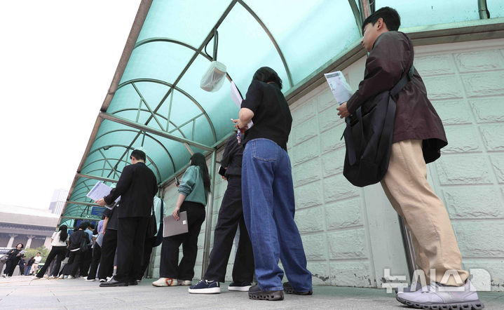 [서울=뉴시스] 김근수 기자 = 28일 서울 종로구 주한 미국대사관 앞에 시민들이 미국 비자심사를 받기 위해 줄 서 있다.미국의 한 정치전문매체가 관련 외교 전문을 입수해 27일(현지 시간)&nbsp; 마코 루비오 장관이 이날 서명한 전문에서 "(비자를 신청하는 학생들의) 소셜미디어 심사 및 검증 확대를 준비하기 위해 영사 부서는 추가 지침이 담긴 별도 전문(septel)이 발표될 때까지 학생 및 교환 방문자 비자 인터뷰 일정 추가를 즉시 중단해야 한다"고 지시했다고 보도 했다. 2025.05.28. ks@newsis.com