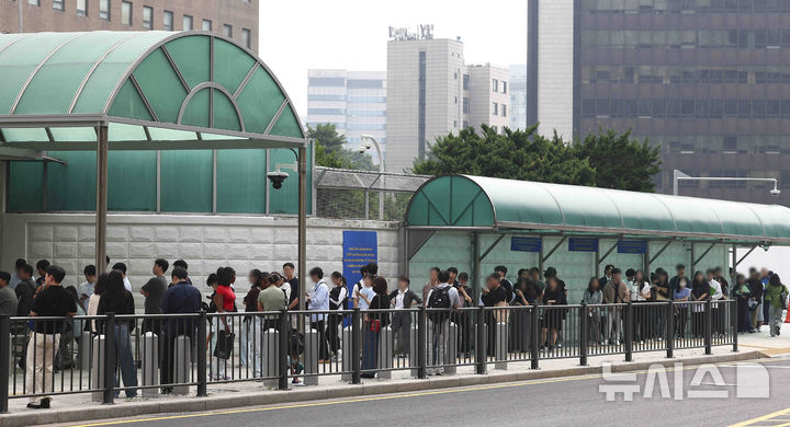 [서울=뉴시스] 김근수 기자 = 28일 서울 종로구 주한 미국대사관 앞에 시민들이 미국 비자심사를 받기 위해 줄 서 있다. 2025.05.28. ks@newsis.com
