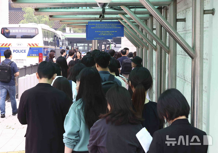 [서울=뉴시스] 김근수 기자 = 28일 서울 종로구 주한 미국대사관 앞에 시민들이 미국 비자심사를 받기 위해 줄 서 있다.미국 당국이 미국에 유학하려는 학생에 대해 소셜미디어(SNS) 심사를 의무화하는 방안을 검토하고 있다고 미국의 한 정치전문매체가 관련 외교 전문을 입수해 27일(현지 시간) 보도했다. 또 미 국무부는 이 같은 제도 도입을 준비하기 위해 전 세계 외교 공관에 유학생 비자 인터뷰를 일시 중단할 것을 지시했다고 전했다. 2025.05.28. ks@newsis.com