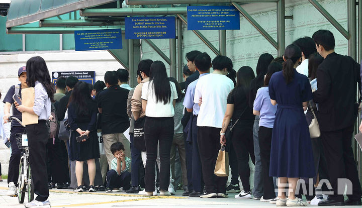 [서울=뉴시스] 김근수 기자 = 28일 서울 종로구 주한 미국대사관 앞에 시민들이 미국 비자심사를 받기 위해 줄 서 있다. 미국 당국이 미국에 유학하려는 학생에 대해 소셜미디어(SNS) 심사를 의무화하는 방안을 검토하고 있다고 미국의 한 정치전문매체가 관련 외교 전문을 입수해 27일(현지 시간) 보도했다. 또 미 국무부는 이 같은 제도 도입을 준비하기 위해 전 세계 외교 공관에 유학생 비자 인터뷰를 일시 중단할 것을 지시했다고 전했다. 2025.05.28. ks@newsis.com