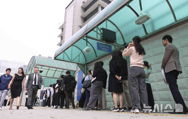 [서울=뉴시스] 김근수 기자 = 28일 서울 종로구 주한 미국대사관 앞에 시민들이 미국 비자심사를 받기 위해 줄 서 있다.&nbsp; 미국 당국이 미국에 유학하려는 학생에 대해 소셜미디어(SNS) 심사를 의무화하는 방안을 검토하고 있다고 미국의 한 정치전문매체가 관련 외교 전문을 입수해 27일(현지 시간) 보도했다. 또 미 국무부는 이 같은 제도 도입을 준비하기 위해 전 세계 외교 공관에 유학생 비자 인터뷰를 일시 중단할 것을 지시했다고 전했다. 2025.05.28. ks@newsis.com