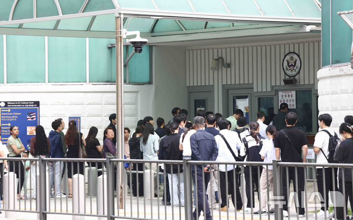 [서울=뉴시스] 김근수 기자 = 28일 서울 종로구 주한 미국대사관 앞에 시민들이 미국 비자심사를 받기 위해 줄 서 있다. 2025.05.28. ks@newsis.com