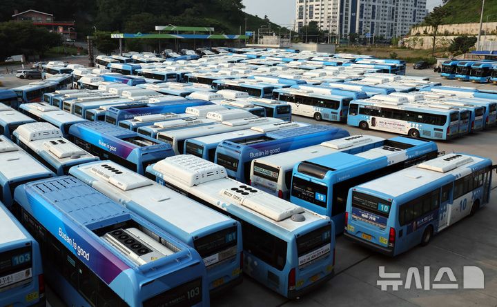 [부산=뉴시스] 하경민 기자 = 부산 시내버스 노조가 총파업에 돌입한 28일 부산 연제구 연제공용차고지에서 운행을 멈춘 시내버스가 줄 지어 멈춰 서 있다.&nbsp;&nbsp; 이번 총파업은 부산 시내버스 준공영제 시행 이후 18년 만에 처음이며, 이날 시내버스 2517대가 운행을 멈췄다. 2025.05.28. yulnetphoto@newsis.com