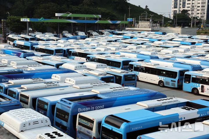 [부산=뉴시스] 하경민 기자 = 부산 연제구 연제공용차고지에서 시내버스가 줄 지어 멈춰 서 있다. 사진은 기사 내용과 직접적인 관계없음. 2025.05.28. yulnetphoto@newsis.com