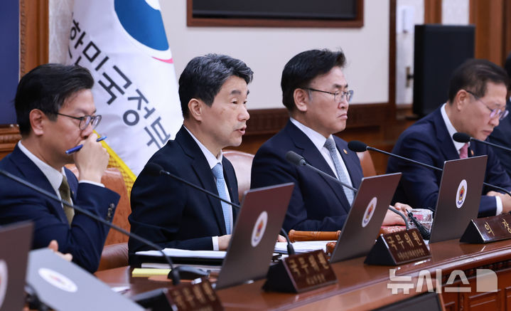 [서울=뉴시스] 최진석 기자 = 이주호 대통령 권한대행 부총리 겸 교육부 장관이 28일 정부서울청사에서 열린 국무회의에서 발언하고 있다. (대통령실통신사진기자단) 2025.05.28. myjs@newsis.com