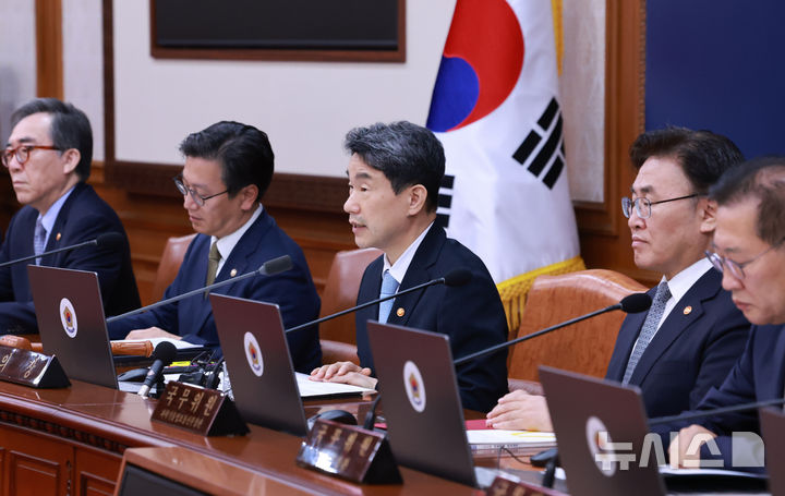 [서울=뉴시스] 최진석 기자 = 이주호 대통령 권한대행 부총리 겸 교육부 장관이 28일 정부서울청사에서 열린 국무회의에서 발언하고 있다. (대통령실통신사진기자단) 2025.05.28. myjs@newsis.com