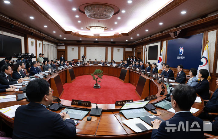[서울=뉴시스] 최진석 기자 = 이주호 대통령 권한대행 부총리 겸 교육부 장관이 28일 정부서울청사에서 열린 국무회의를 주재하고 있다. (대통령실통신사진기자단) 2025.05.28. myjs@newsis.com