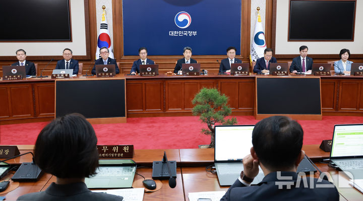 [서울=뉴시스] 최진석 기자 = 이주호 대통령 권한대행 부총리 겸 교육부 장관이 28일 정부서울청사에서 열린 국무회의를 주재하고 있다. (대통령실통신사진기자단) 2025.05.28. myjs@newsis.com