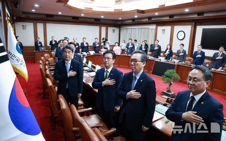 [서울=뉴시스] 최진석 기자 = 이주호 대통령 권한대행 부총리 겸 교육부 장관이 28일 정부서울청사에서 열린 국무회의에서 국기에 경례하고 있다. (대통령실통신사진기자단) 2025.05.28. myjs@newsis.com