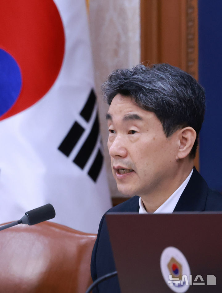 [서울=뉴시스] 최진석 기자 = 이주호 대통령 권한대행 부총리 겸 교육부 장관이 28일 정부서울청사에서 열린 국무회의에서 발언하고 있다. (대통령실통신사진기자단) 2025.05.28. myjs@newsis.com