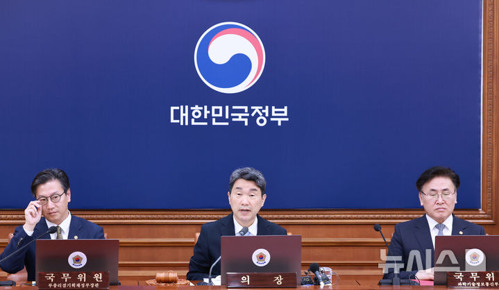 [서울=뉴시스] 최진석 기자 = 이주호 대통령 권한대행 부총리 겸 교육부 장관이 28일 정부서울청사에서 열린 국무회의에서 발언하고 있다. (대통령실통신사진기자단) 2025.05.28. myjs@newsis.com