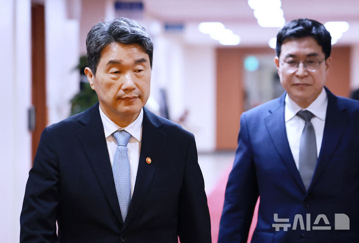 [서울=뉴시스] 최진석 기자 = 이주호 대통령 권한대행 부총리 겸 교육부 장관이 28일 정부서울청사에서 열린 국무회의에 입장하고 있다. (대통령실통신사진기자단) 2025.05.28. myjs@newsis.com