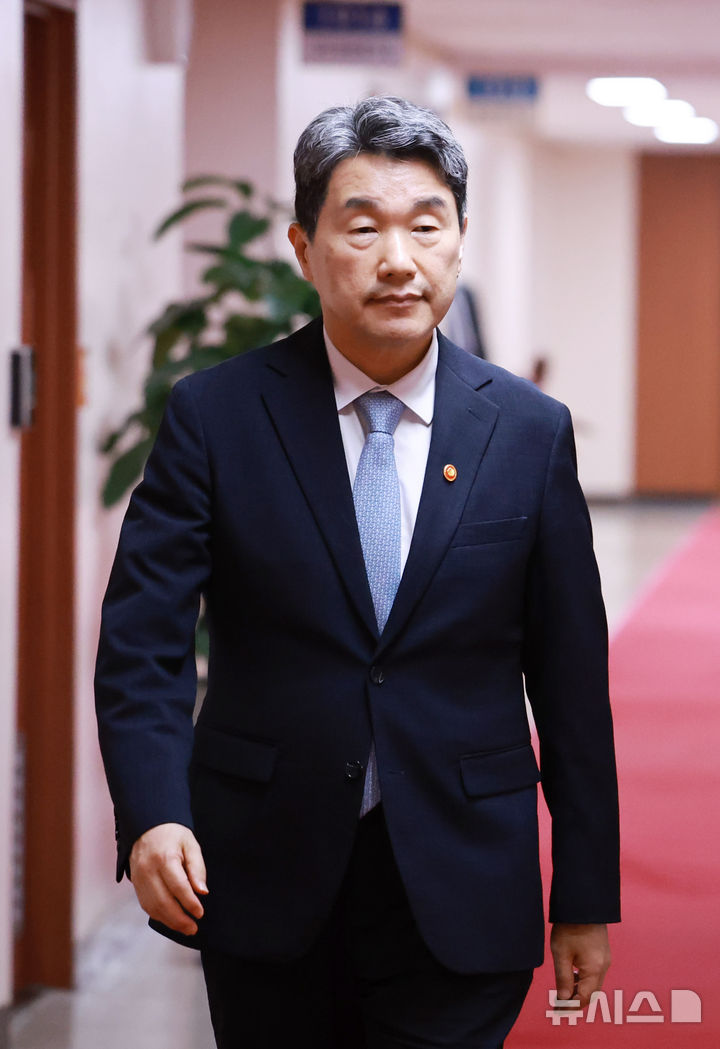 [서울=뉴시스] 최진석 기자 = 이주호 대통령 권한대행 부총리 겸 교육부 장관이 28일 정부서울청사에서 열린 국무회의에 입장하고 있다. (대통령실통신사진기자단) 2025.05.28. myjs@newsis.com