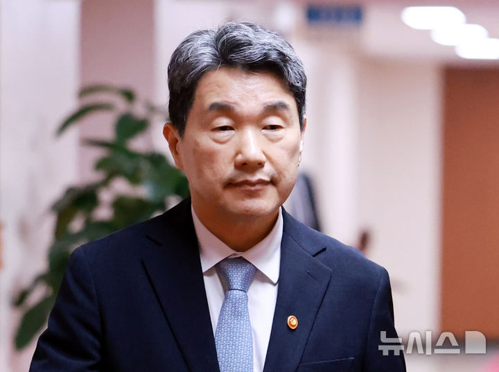 [서울=뉴시스] 최진석 기자 = 이주호 대통령 권한대행 부총리 겸 교육부 장관이 28일 정부서울청사에서 열린 국무회의에 입장하고 있다. (대통령실통신사진기자단) 2025.05.28. myjs@newsis.com