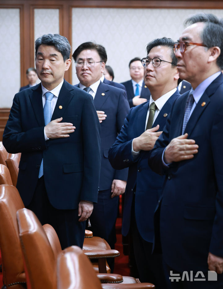 [서울=뉴시스] 최진석 기자 =&nbsp;&nbsp; 이주호 대통령 권한대행 부총리 겸 교육부 장관이 28일 정부서울청사에서 열린 국무회의에서 국기에 경례하고 있다. (대통령실통신사진기자단) 2025.05.28. myjs@newsis.com