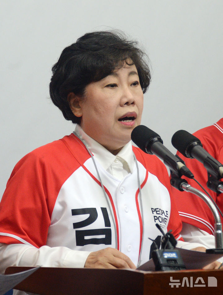 [전주=뉴시스] 김얼 기자 = 국민의힘 조배숙 전북특별자치도당 총괄선대위원장이 28일 전북 전주시 전북특별자치도의회 기자회견장에서 제21대 대통령선거 투표 독려 기자회견을 열고 회견문을 낭독하고 있다. 2025.05.28. pmkeul@newsis.com