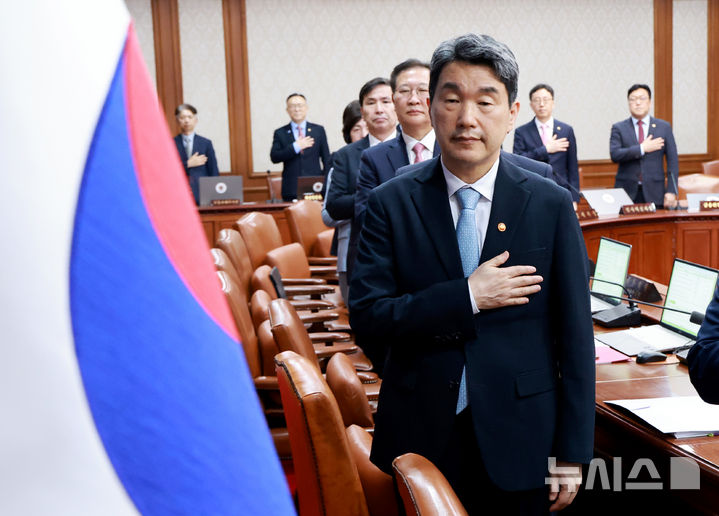 [서울=뉴시스] 최진석 기자 = 이주호 대통령 권한대행 부총리 겸 교육부 장관이 28일 정부서울청사에서 열린 국무회의에서 국기에 경례하고 있다. (대통령실통신사진기자단) 2025.05.28. myjs@newsis.com
