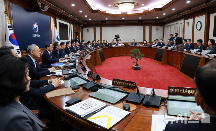 [서울=뉴시스] 최진석 기자 = 이주호 대통령 권한대행 부총리 겸 교육부 장관이 28일 정부서울청사에서 열린 국무회의를 주재하고 있다. (대통령실통신사진기자단) 2025.05.28. myjs@newsis.com