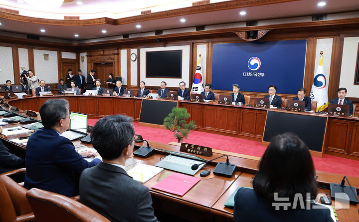 [서울=뉴시스] 최진석 기자 = 지난달 28일 정부서울청사에서 열린 국무회의 모습. (대통령실통신사진기자단) 2025.05.28. myjs@newsis.com