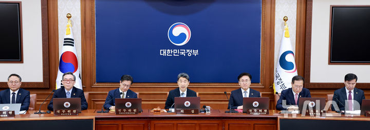 [서울=뉴시스] 최진석 기자 = 이주호 대통령 권한대행 부총리 겸 교육부 장관이 28일 정부서울청사에서 열린 국무회의에서 발언하고 있다. (대통령실통신사진기자단) 2025.05.28. myjs@newsis.com