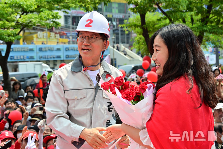 [창원=뉴시스] 차용현 기자 = 김문수 국민의힘 대선 후보가 28일 오전 경남 창원시 상남동 분수광장 인근에서 유세차량에 올라 지지를 호소하고 있다. 2025.05.28. con@newsis.com