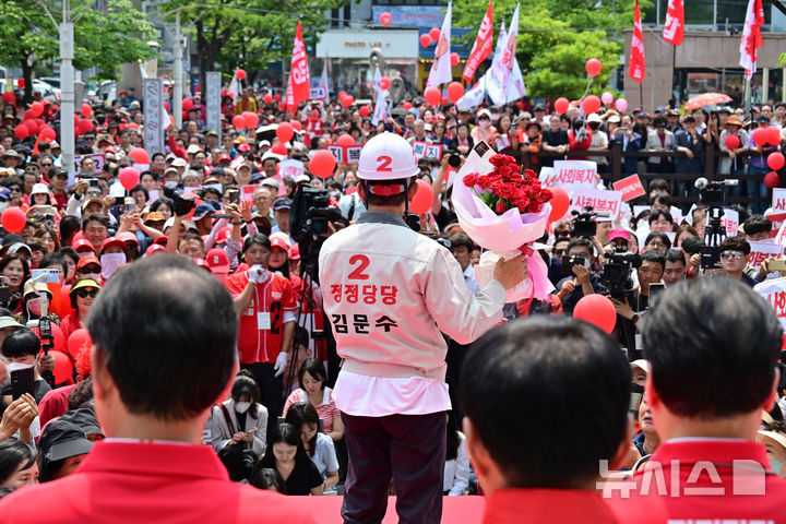 [창원=뉴시스] 차용현 기자 = 김문수 국민의힘 대선 후보가 28일 오전 경남 창원시 상남동 분수광장 인근에서 유세차량에 올라 지지를 호소하고 있다. 2025.05.28. con@newsis.com