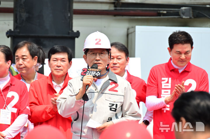 [창원=뉴시스] 차용현 기자 = 김문수 국민의힘 대선 후보가 28일 오전 경남 창원시 상남동 분수광장 인근에서 유세차량에 올라 지지를 호소하고 있다. 2025.05.28. con@newsis.com