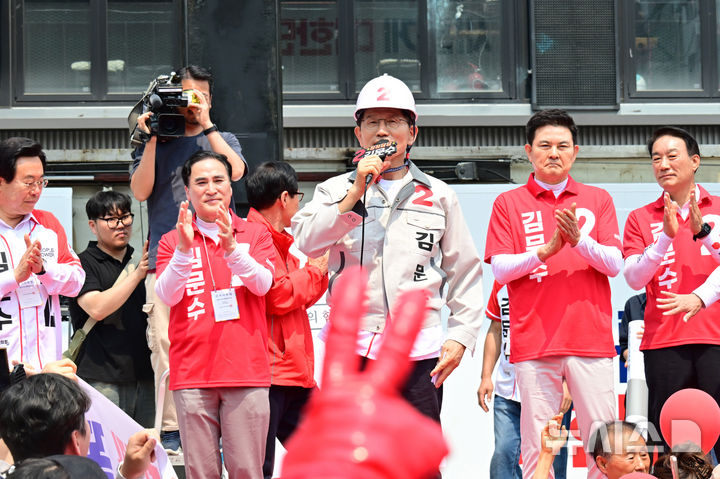 [창원=뉴시스] 차용현 기자 = 김문수 국민의힘 대선 후보가 28일 오전 경남 창원시 상남동 분수광장 인근에서 유세차량에 올라 지지를 호소하고 있다. 2025.05.28. con@newsis.com