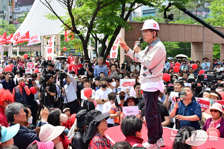 [창원=뉴시스] 차용현 기자 = 김문수 국민의힘 대선 후보가 28일 오전 경남 창원시 상남동 분수광장 인근에서 유세차량에 올라 지지를 호소하고 있다. 2025.05.28. con@newsis.com