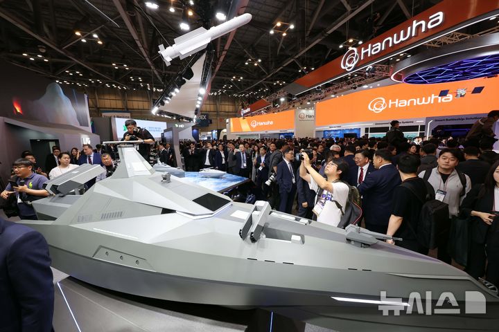 [부산=뉴시스] 하경민 기자 = '국제해양방위산업전 2025(MADEX)'가 28일 부산 벡스코에서 개막했다. 31일까지 열리는 이번 행사에는 30개국 100여 명 외국 대표단과 14개국 200여 개 방산업체가 참가해 최첨단 방산기술을 소개하고, 더불어 국제해양력심포지엄, 함정기술·무기체계 세미나, 함정공개행사 등도 함께 개최한다. 2025.05.28. yulnetphoto@newsis.com