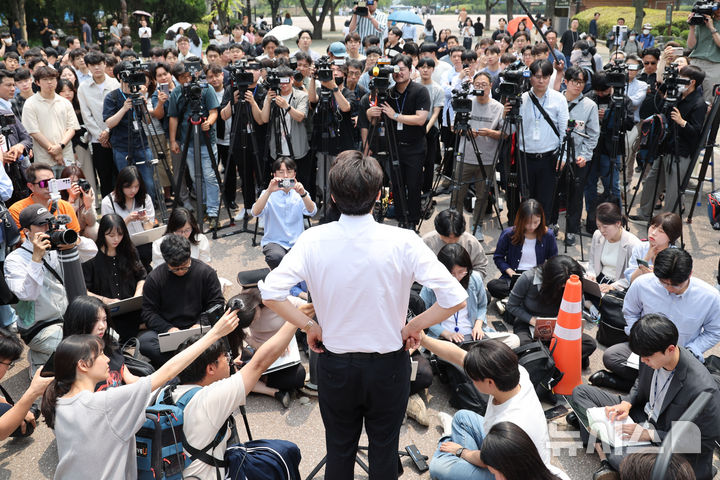 [서울=뉴시스] 권창회 기자 = 이준석 개혁신당 대선 후보가 28일 서울 여의도 여의도공원에서 유세를 마치고 백브리핑을 하고 있다. 2025.05.28. kch0523@newsis.com