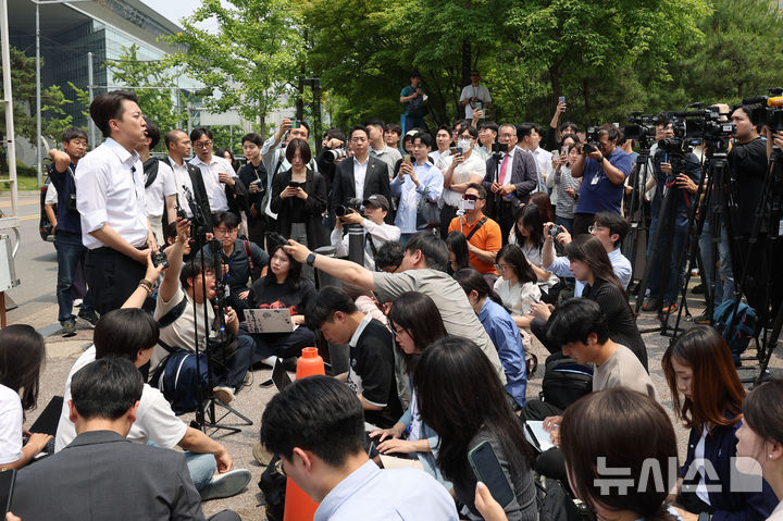 [서울=뉴시스] 권창회 기자 = 이준석 개혁신당 대선 후보가 28일 서울 여의도 여의도공원에서 유세를 마치고 백브리핑을 하고 있다. 2025.05.28. kch0523@newsis.com