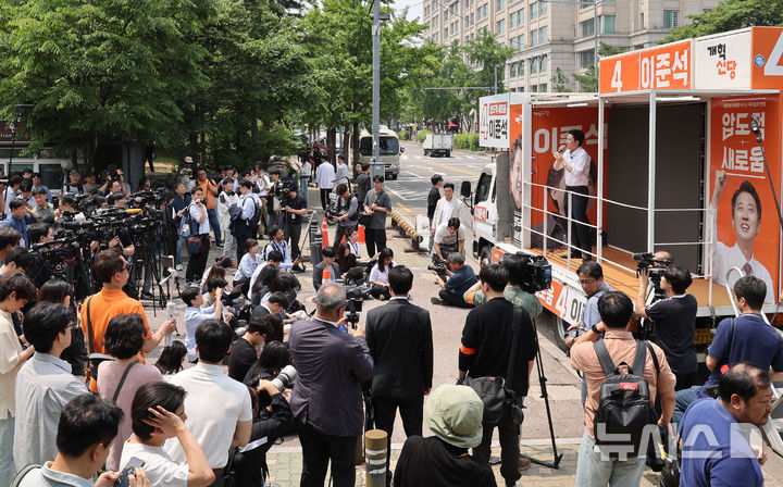 [서울=뉴시스] 권창회 기자 = 이준석 개혁신당 대선 후보가 28일 서울 여의도 여의도공원에서 유세를 하고 있다. 2025.05.28. kch0523@newsis.com