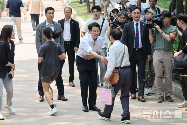 [서울=뉴시스] 권창회 기자 = 이준석 개혁신당 대선 후보가 28일 서울 여의도 여의도공원에서 산책하며 유세를 하고 있다. 2025.05.28. kch0523@newsis.com