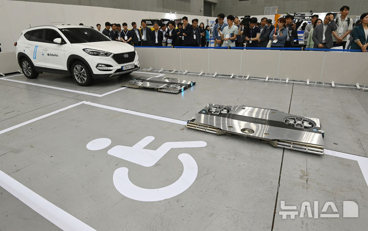 [수원=뉴시스] 김종택 기자 = '2025 지능형교통체계(ITS) 아시아태평양 총회'가 열린 28일 경기 수원시 영통구 수원컨벤션센터에서 주차 로봇 '파키'시연 행사가 열리고 있다. '파키'는 세계 최초 실내 자율주행 주차 로봇으로 이번 시연에는 HL로보틱스가 독자 개발한 통합 로봇 관제 시스템(SMS)을 탑재한 최신 업그레이드 버전이 처음 공개됐다. 2025.05.28. jtk@newsis.com