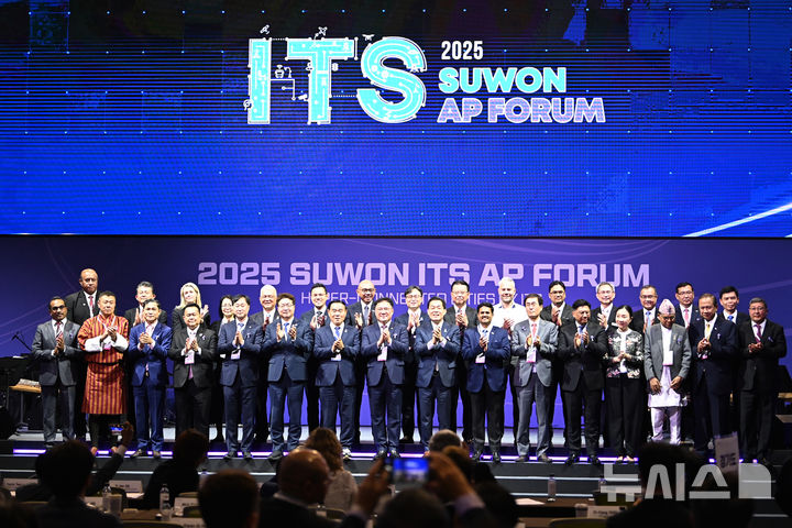 [수원=뉴시스] 김종택 기자 = 28일 경기 수원시 영통구 수원컨벤션센터에서 '2025 수원 ITS 아태총회 개막식'이 진행되고 있다.&nbsp; ITS 아태총회는 아시아·태평양 지역 국가 간 정책과 기술을 공유하고, 민관 협력과 기업 간 교류를 확대하는 국제 협력의 장이다. 2025.05.28. jtk@newsis.com