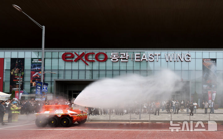 [대구=뉴시스] 이무열 기자 = 28일 대구 북구 엑스코에서 열린 국제소방안전박람회를 찾은 관람객들이 무인 소방로봇 시연을 보고 있다.&nbsp; 무인 소방로봇은 유해가스로 화재 진압이 곤란한 상황에 투입되는 장비다. 2025.05.28. lmy@newsis.com