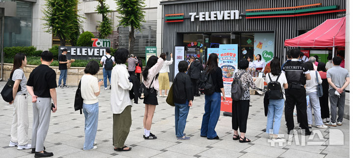 [서울=뉴시스] 추상철 기자 = 28일 오전 서울 송파구 세븐일레븐 챌린지스토어점 앞에서 열린 '이스타항공, 세븐일레븐X하림 도쿠시마 컵라면 출시 기념 행사'에서 시민들이 이벤트에 참여하기 위해 길게 줄 서 있다.&nbsp;&nbsp; 이스타항공이 일본 도쿠시마 노선을 홍보하기 출시한 이 라면은 28일부터 전국 세븐일레븐에서 구매할 수 있으며, 6월부터는 이스타항공 기내에서도 만나볼 수 있다. 2025.05.28. scchoo@newsis.com