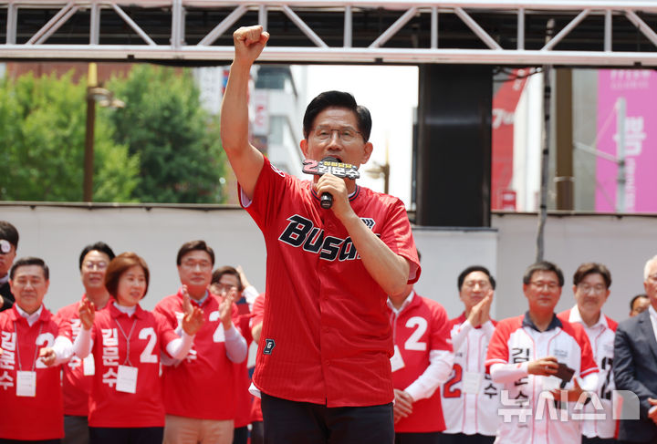 [부산=뉴시스] 고승민 기자 = 김문수 국민의힘 대선 후보가 28일 부산 서면 쥬디스태화 백화점 앞에서 유세를 하고 있다. 2025.05.28. kkssmm99@newsis.com