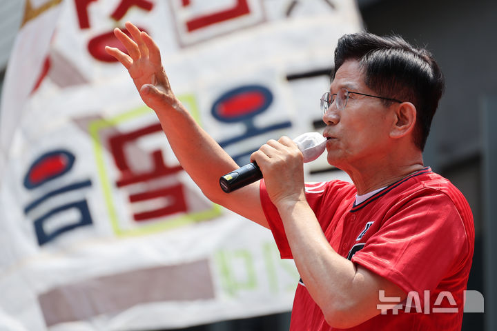 [부산=뉴시스] 고승민 기자 = 김문수 국민의힘 대선 후보가 28일 부산 서면 쥬디스태화 백화점 앞에서 유세를 하고 있다. (공동취재) 2025.05.28. photo@newsis.com