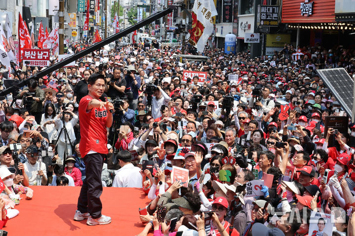 [부산=뉴시스] 고승민 기자 = 김문수 국민의힘 대선 후보가 28일 부산 서면 쥬디스태화 백화점 앞에서 유세를 하고 있다. (공동취재) 2025.05.28. photo@newsis.com