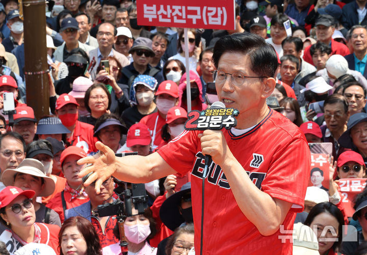 [부산=뉴시스] 고승민 기자 = 김문수 국민의힘 대선 후보가 28일 부산 서면 쥬디스태화 백화점 앞에서 유세를 하고 있다. (공동취재) 2025.05.28. photo@newsis.com