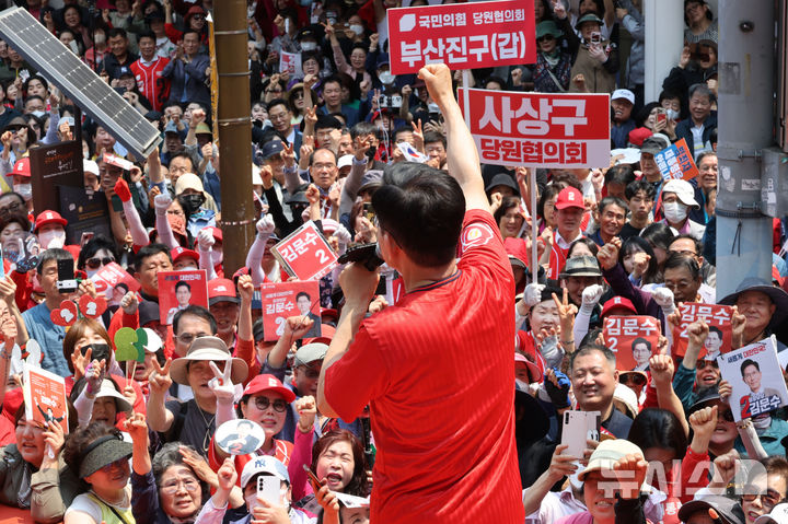 [부산=뉴시스] 고승민 기자 = 김문수 국민의힘 대선 후보가 28일 부산 서면 쥬디스태화 백화점 앞에서 유세를 하고 있다. (공동취재) 2025.05.28. photo@newsis.com