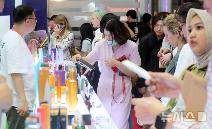 [서울=뉴시스] 김혜진 기자 = 28일 서울 강남구 코엑스에서 열린&nbsp; 2025 서울국제화장품·미용산업박람회를 찾은 외국인 관람객들이 부스를 둘러보고 있다. 2025.05.28. jini@newsis.com