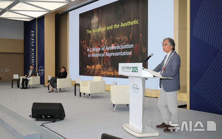 [서귀포=뉴시스] 우장호 기자 = 전진성 부산교육대학교 교수가 28일 오후 제주 서귀포시 중문동 제주국제컨벤션센터에서 열린 제20회 제주포럼 4·3 세션 '과거에 연루되기:재현·책임·윤리'에서 '역사적인 것과 미적인 것-역사 재현의 심미적 경향에 대한 비판'을 주제로 발표하고 있다. 2025.05.28. woo1223@newsis.com