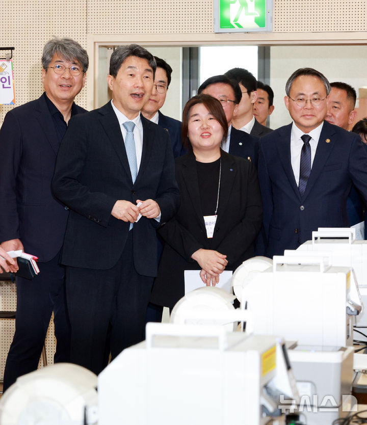 [서울=뉴시스] 고범준 기자 = 이주호 대통령 권한대행 부총리 겸 교육부 장관이 28일 서울 종로구 종로1,2,3,4가동 주민센터 사전투표소를 찾아 사전투표 모의시험 진행상황을 점검하고 있다. 2025.05.28. bjko@newsis.com