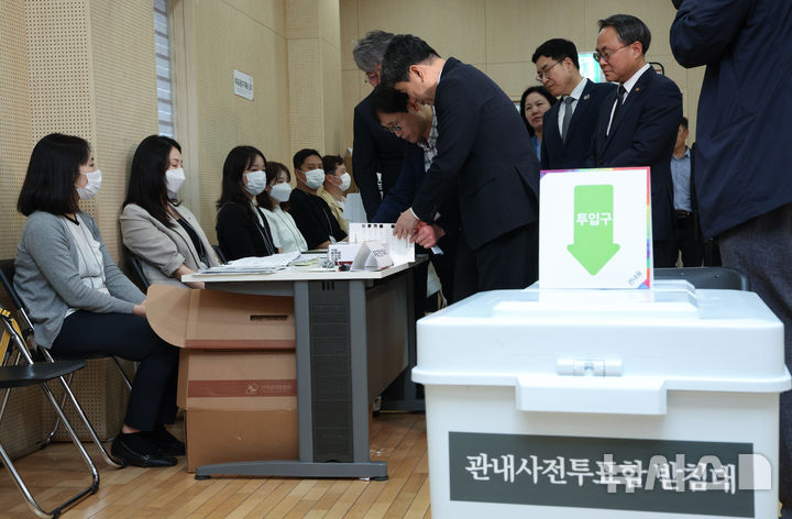 [서울=뉴시스] 고범준 기자 = 이주호 대통령 권한대행 부총리 겸 교육부 장관이 28일 서울 종로구 종로1,2,3,4가동 주민센터 사전투표소를 찾아 사전투표 모의시험 진행상황을 점검하고 있다. 2025.05.28. bjko@newsis.com