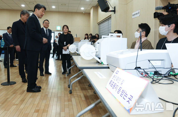 [서울=뉴시스] 고범준 기자 = 이주호 대통령 권한대행 부총리 겸 교육부 장관이 28일 서울 종로구 종로1,2,3,4가동 주민센터 사전투표소를 찾아 주민센터 직원을 격려하고 있다. 2025.05.28. bjko@newsis.com